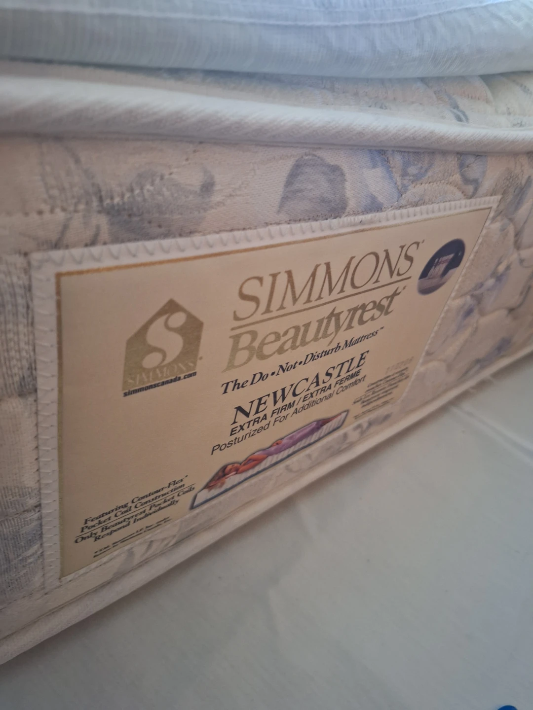 🆓️️Simmons Beautyrest King Size Mattress & 🆓️Bed Frame. - photo 2