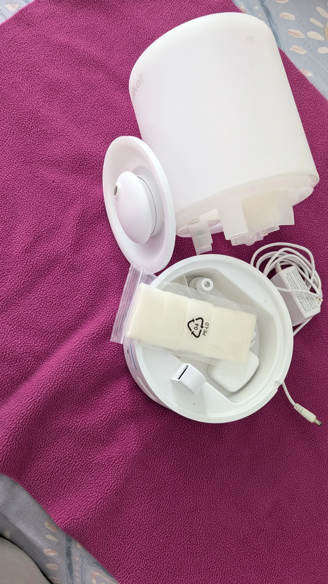 Levoit Humidifier with 5 new filter sponges/50$ OBO - photo 4