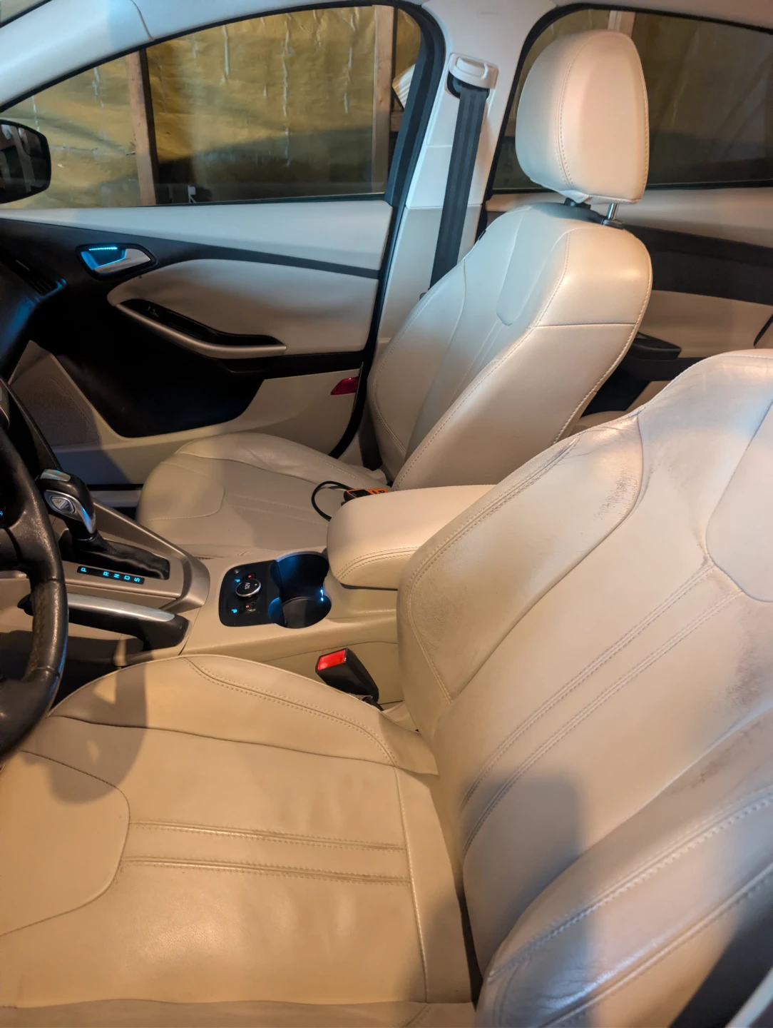 Blue Ford Focus Sedan - photo 4