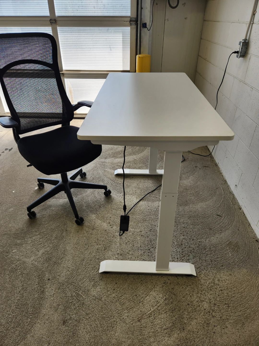 🇨🇦  White Electric Standing Desk with Ergonomic Chair - photo 2