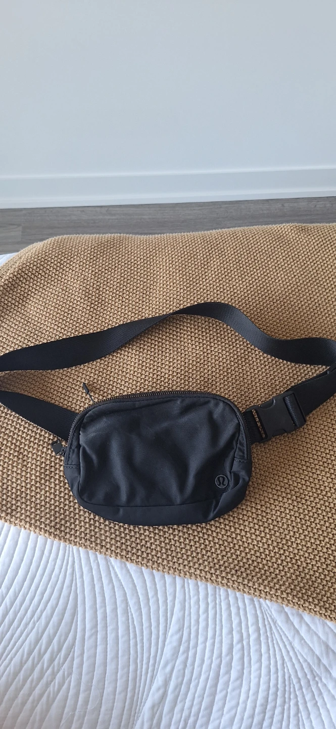 Lululemon 1L belt bag