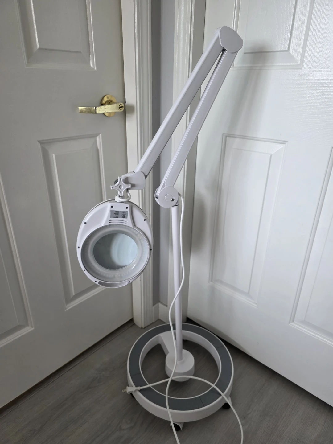 Professional esthetics LED magnifying lamp with rolling stand