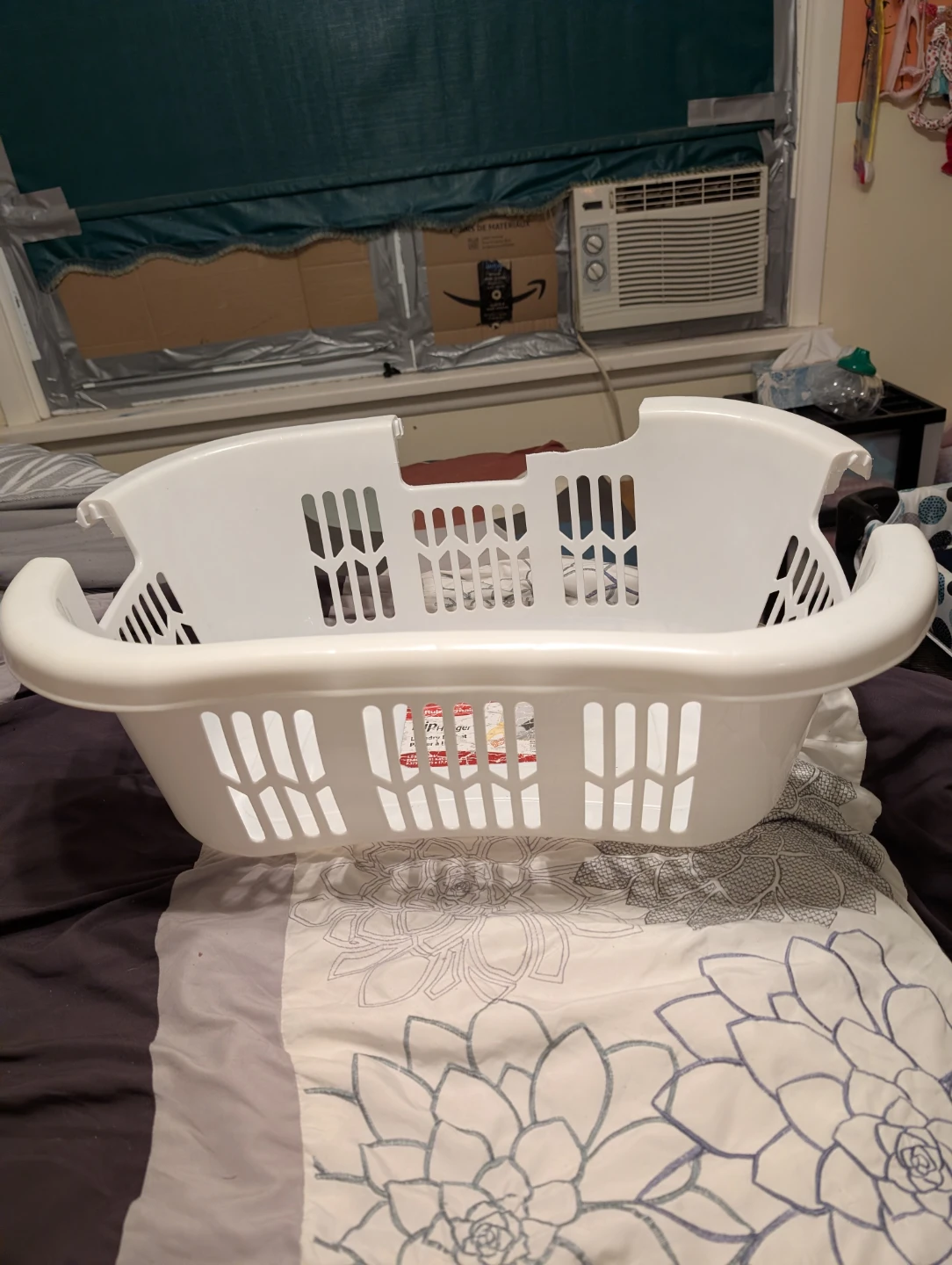 Rubbermaid Hip Hugger Laundry Basket
