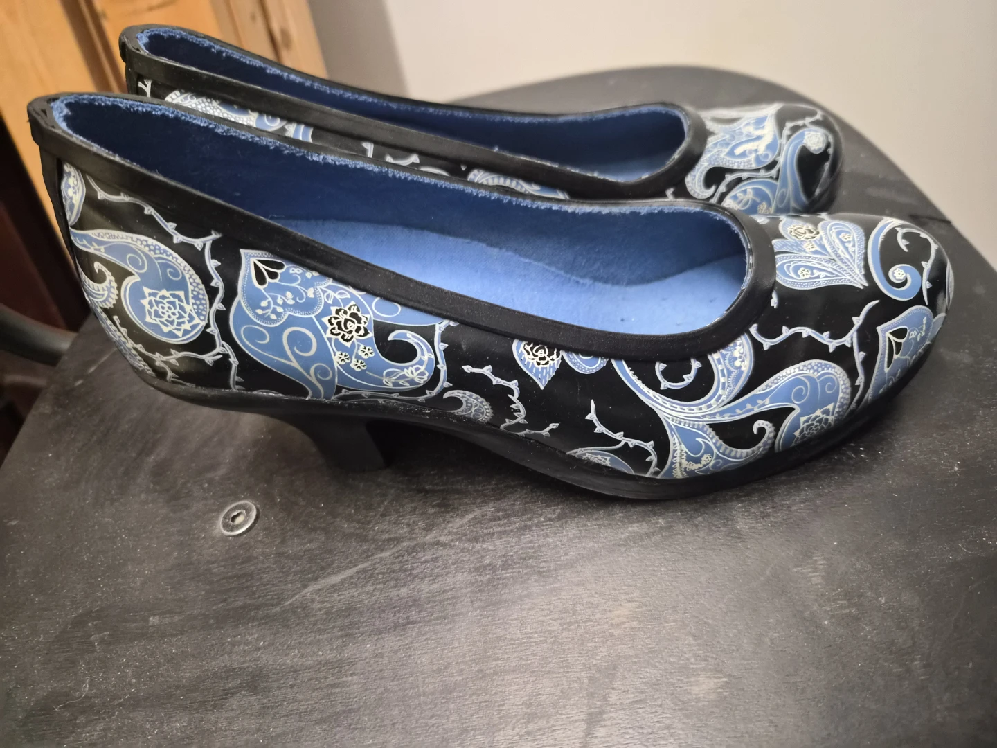 DAV Women's Black Blue Paisley rubber shoes with slight heel - photo 3
