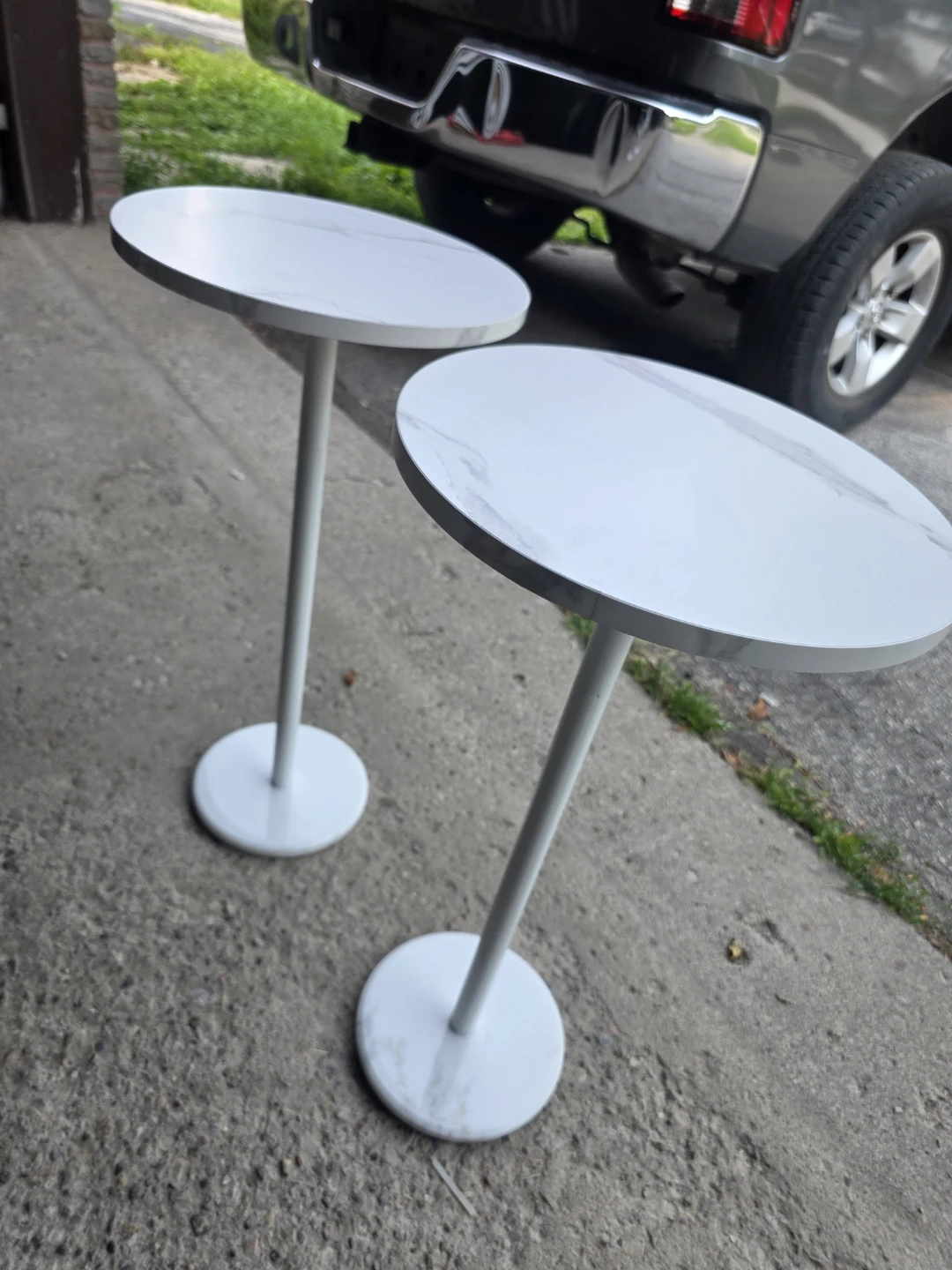 Set of 2 White Marble Top Pedestal Side Tables - photo 2