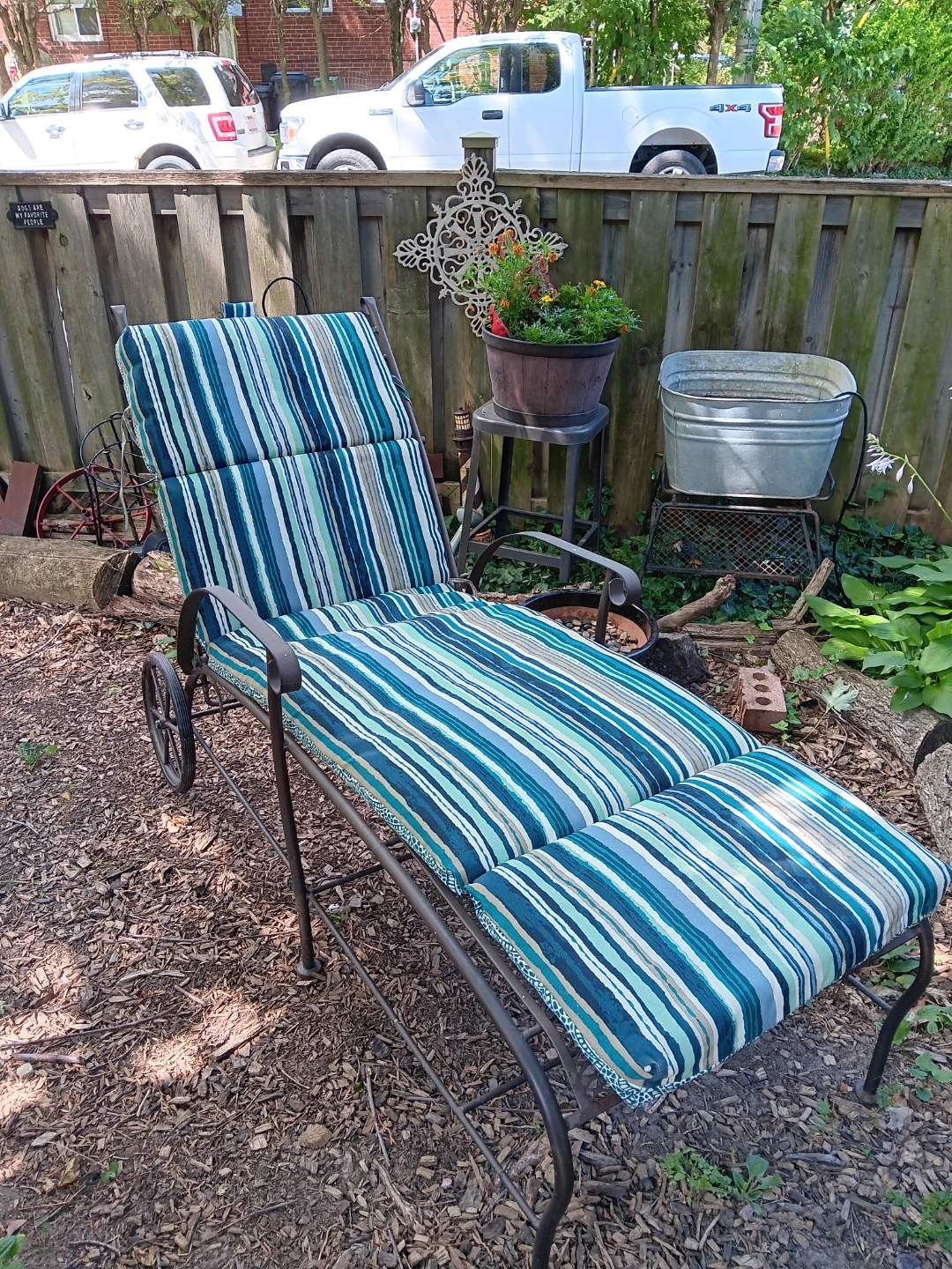 Outdoor Iron Lounge Chair with Cushion - photo 5