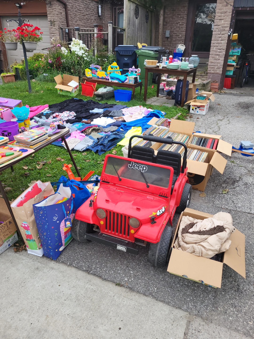 GARAGE SALE - photo 2