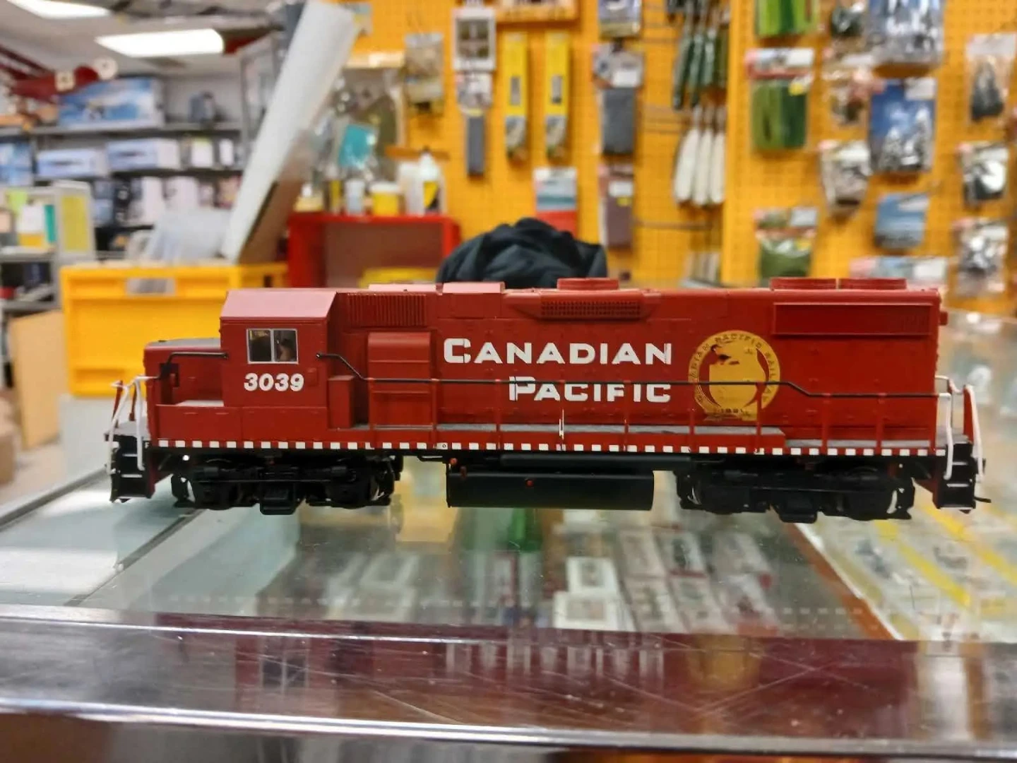 Canadian Pacific Locomotive Model Train - photo 3