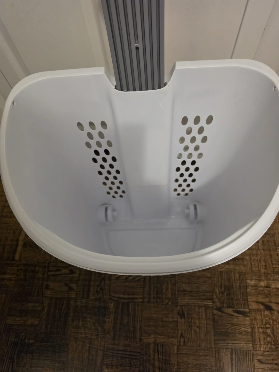 Laundry basket on with wheels - photo 3
