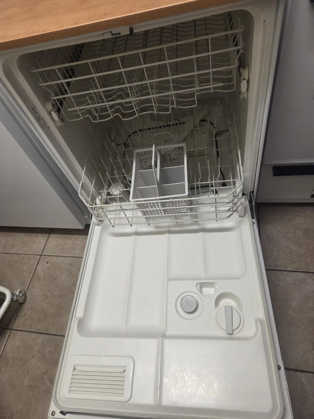 Beaumark Dishwasher with Wooden Top - photo 3