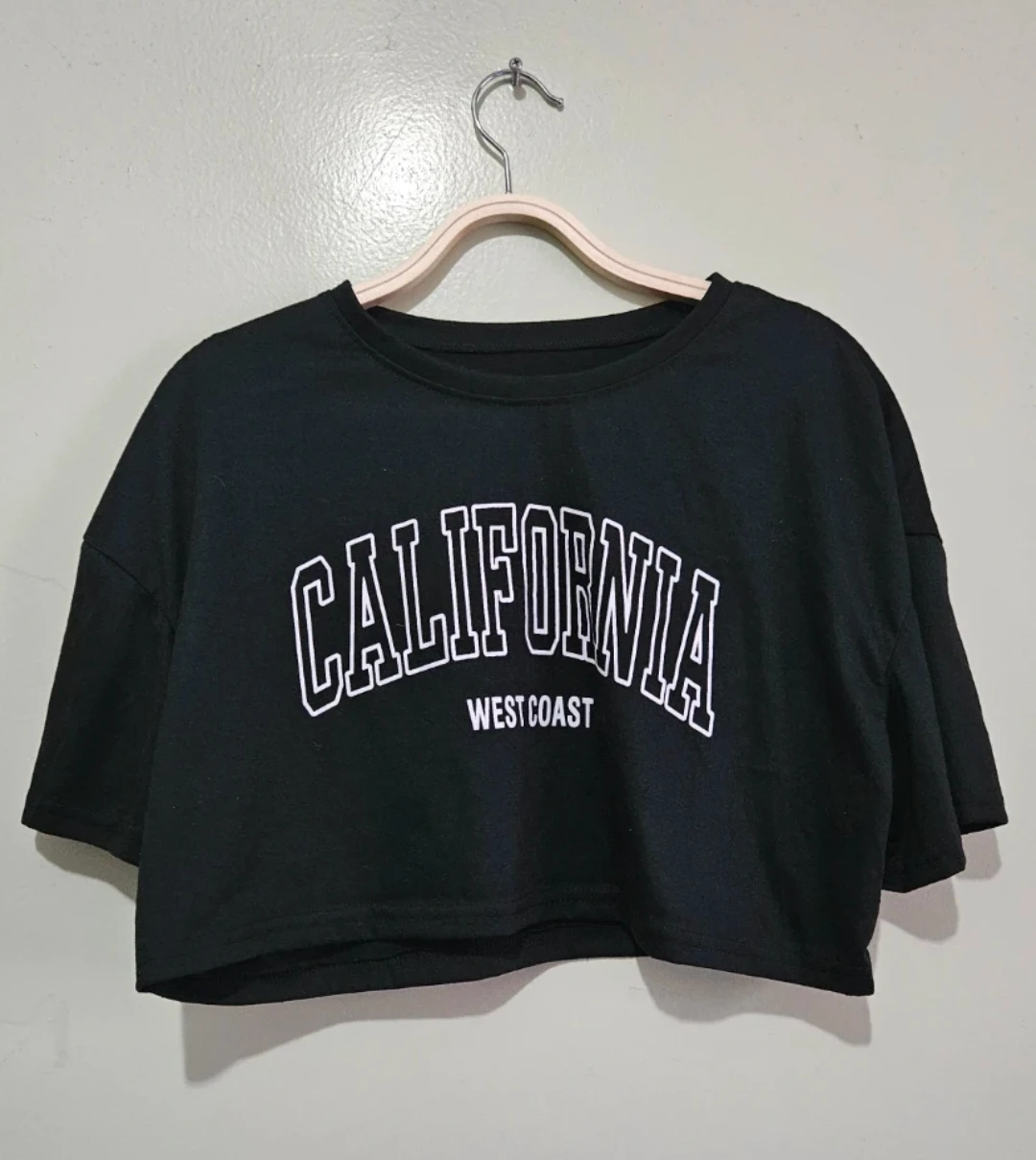 Cropped Black Short-Sleeved Graphic T-Shirt