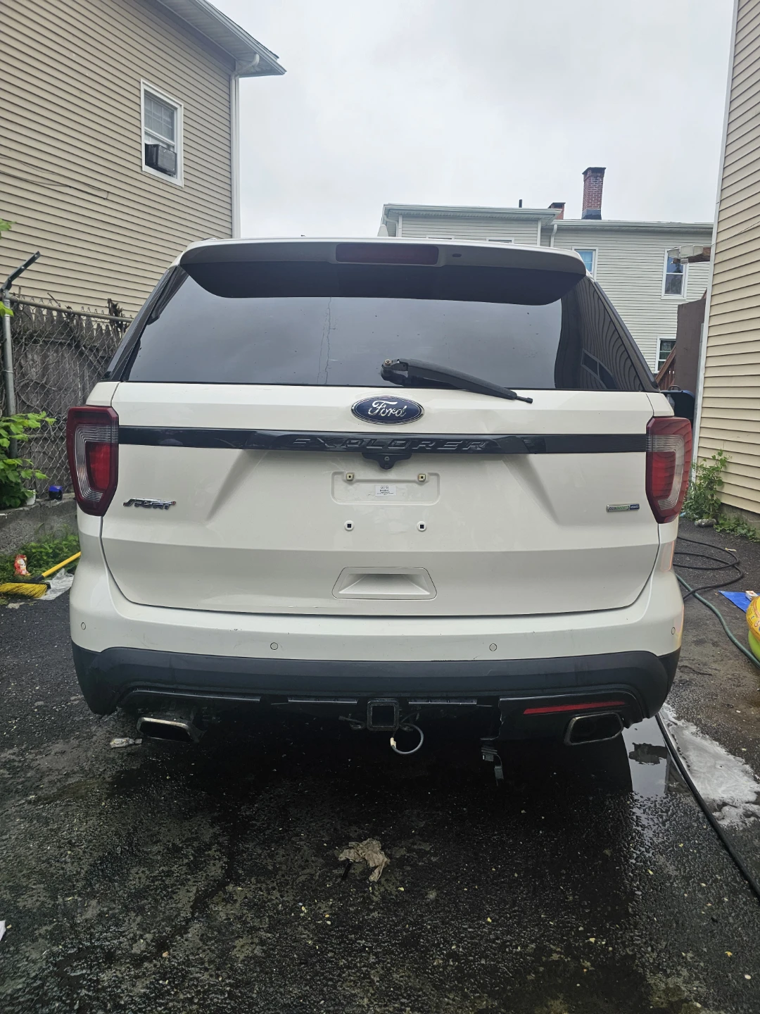 White Ford Explorer SUV - photo 5