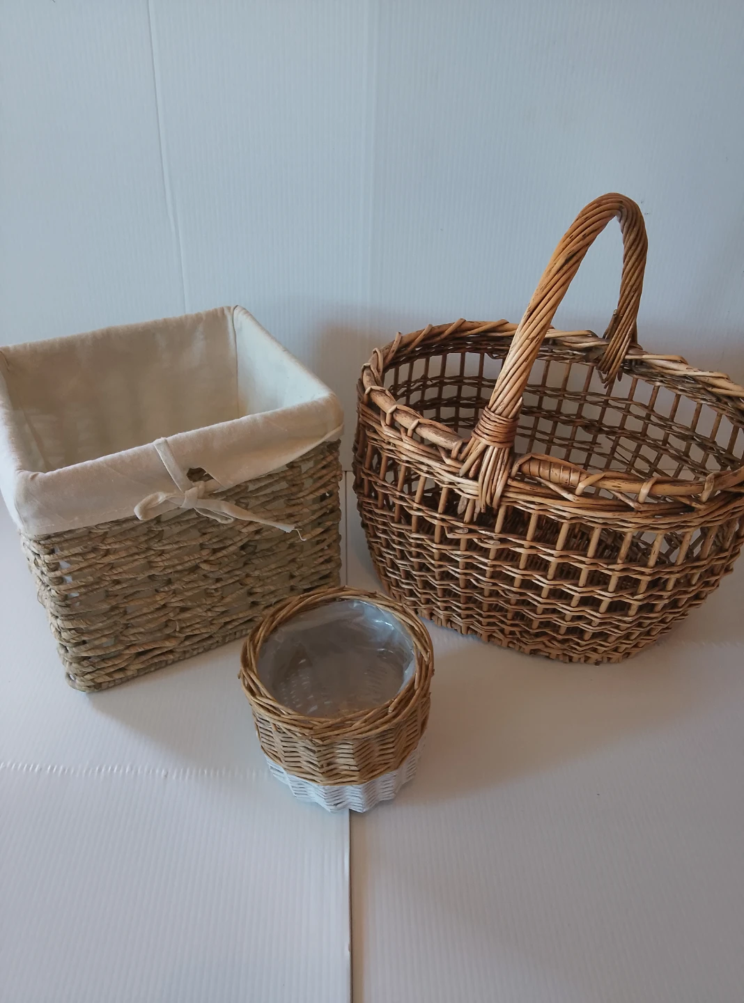 Set of 3 assorted wicker and seagrass baskets