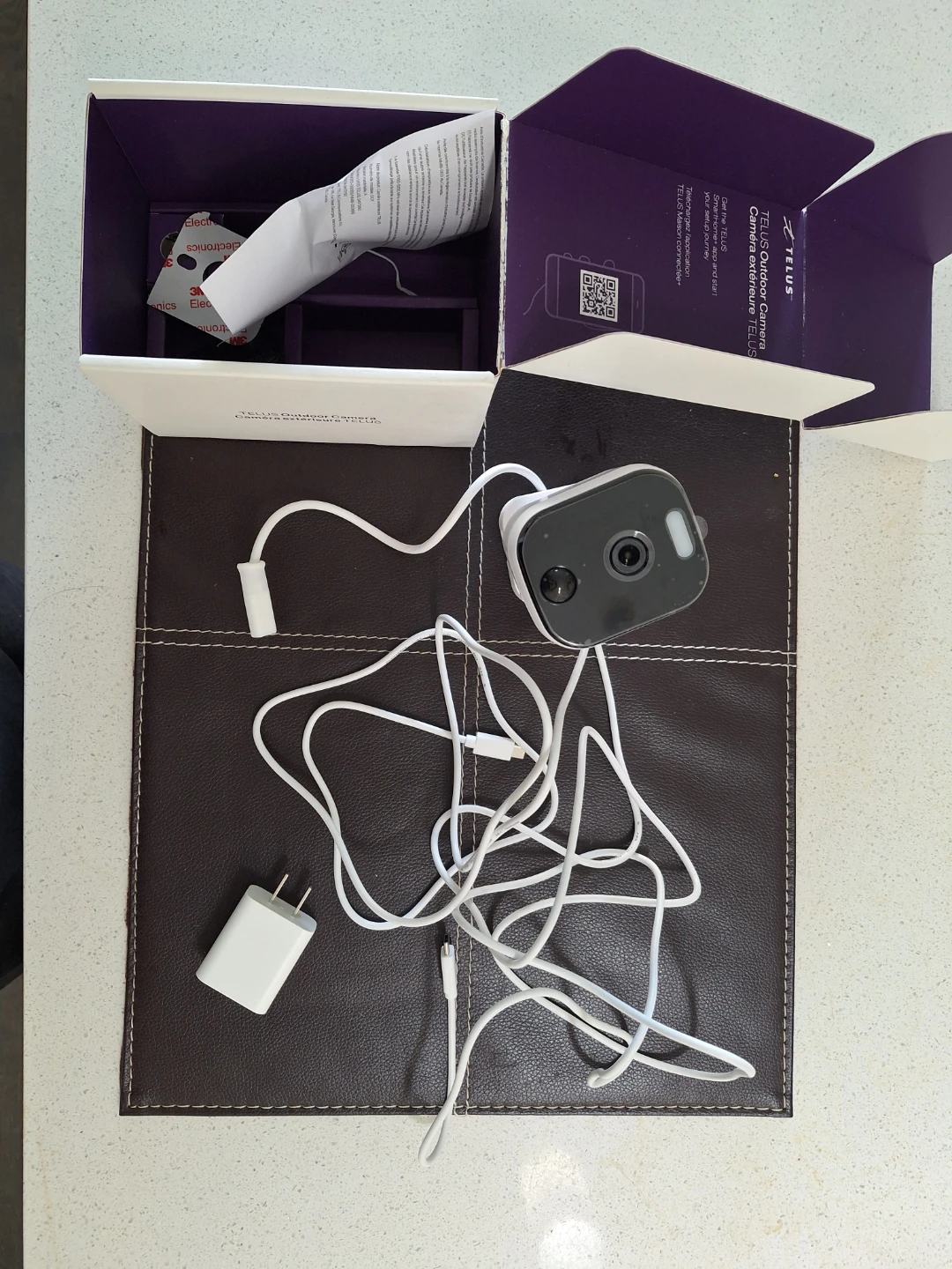 TELUS Outdoor Camera with Power Adapter and Box