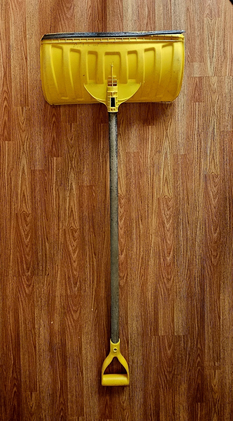 Plastic snow shovel with wooden handle ✨️ - photo 2