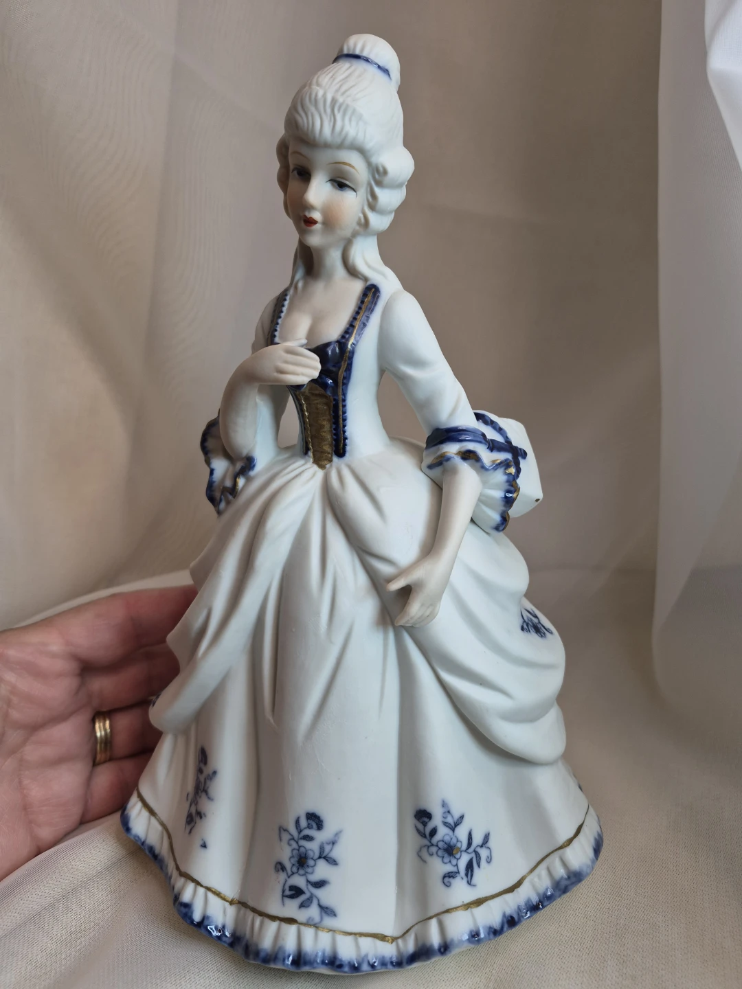 Beautiful 9" Vintage Porcelain Blue & White Lady Figurine - photo 5