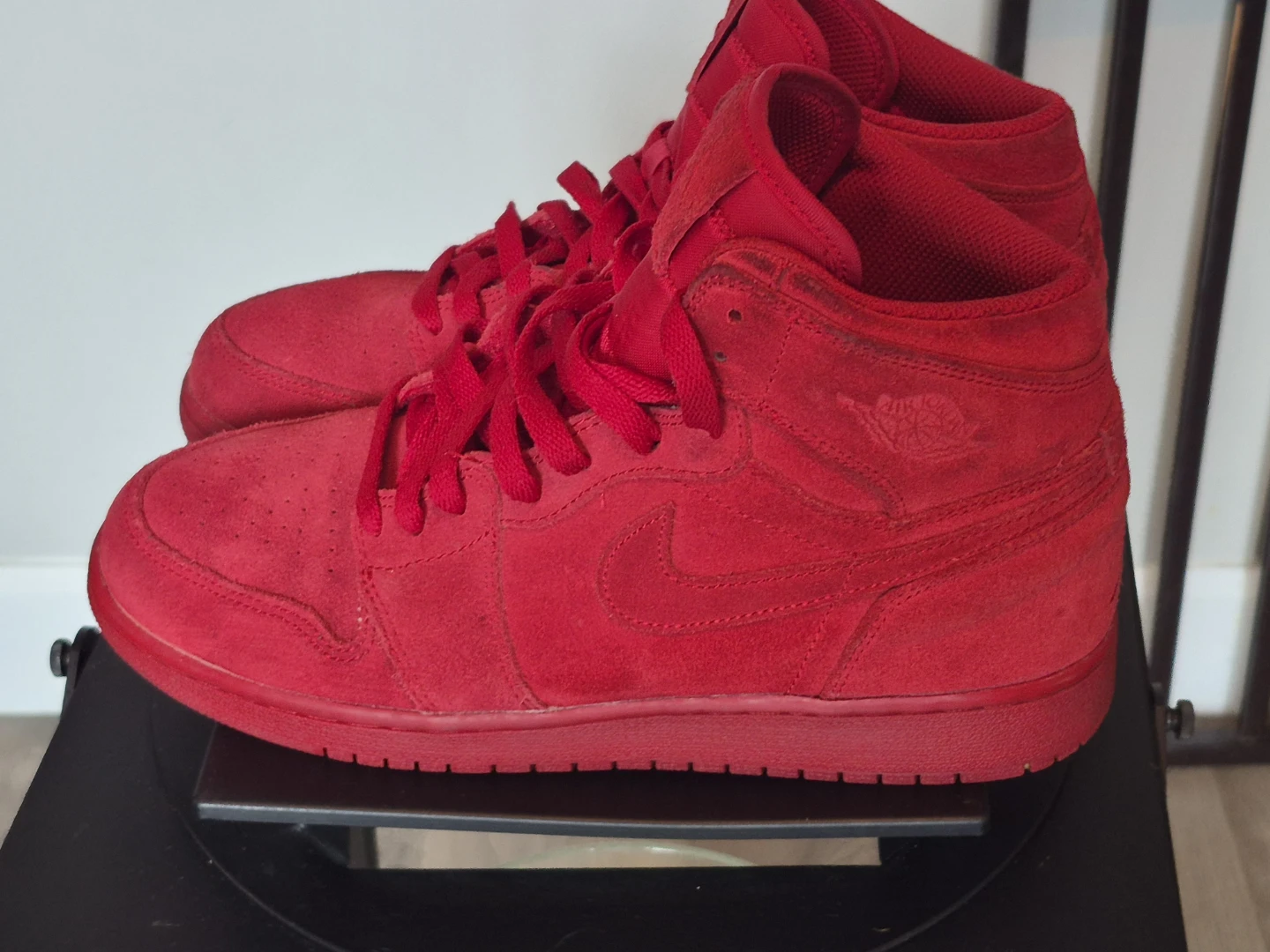 Air Jordan 1 Mid SE 'Triple Red' Suede 7Y or 8W