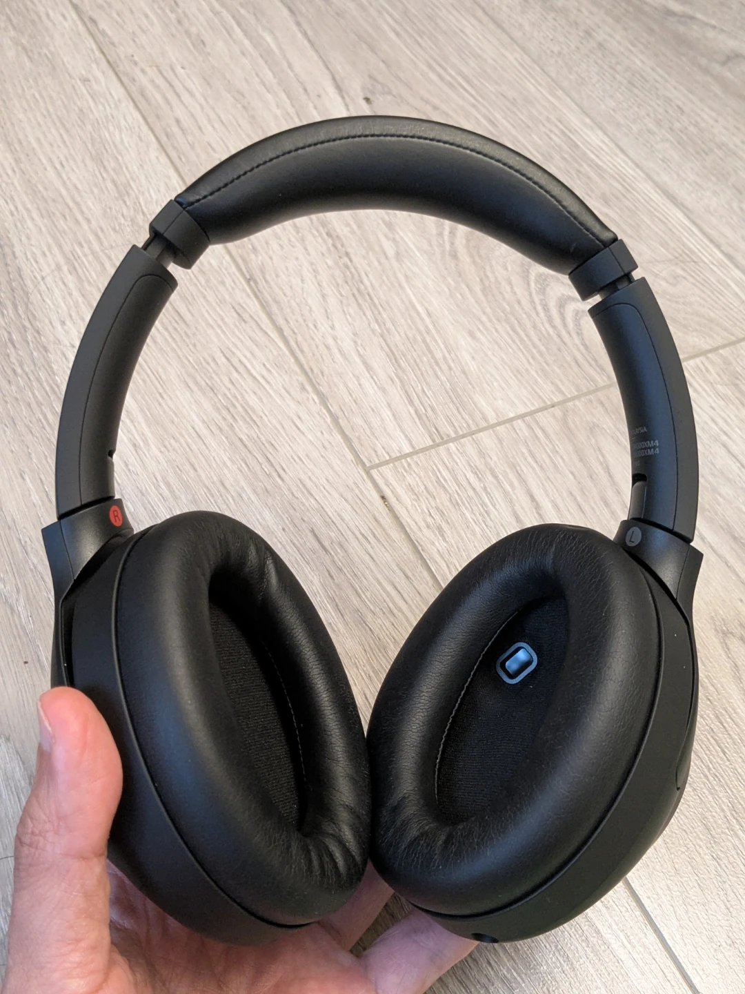 NEW! -- Sony WH-1000XM4 Wireless Noise Cancelling Headphones - photo 4