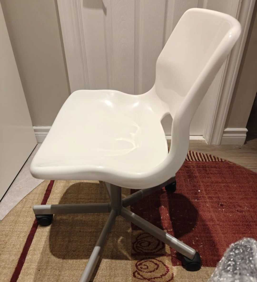 White Swivel Office Chair - photo 5
