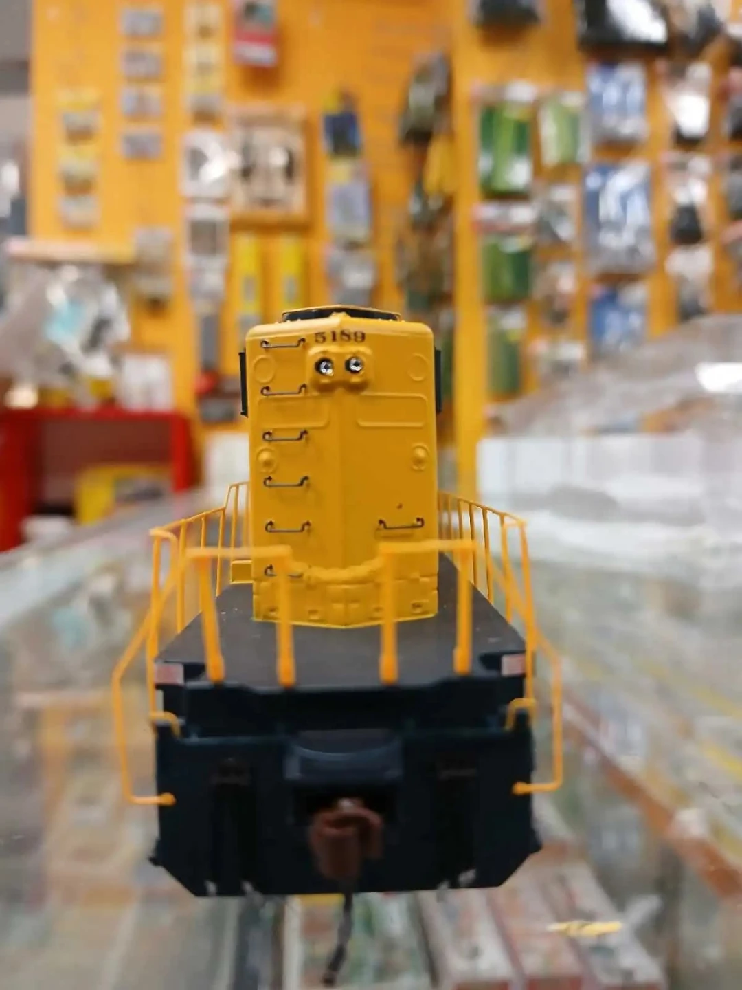 Athearn Santa Fe SD40-2 5189 Model Train Engine - photo 5