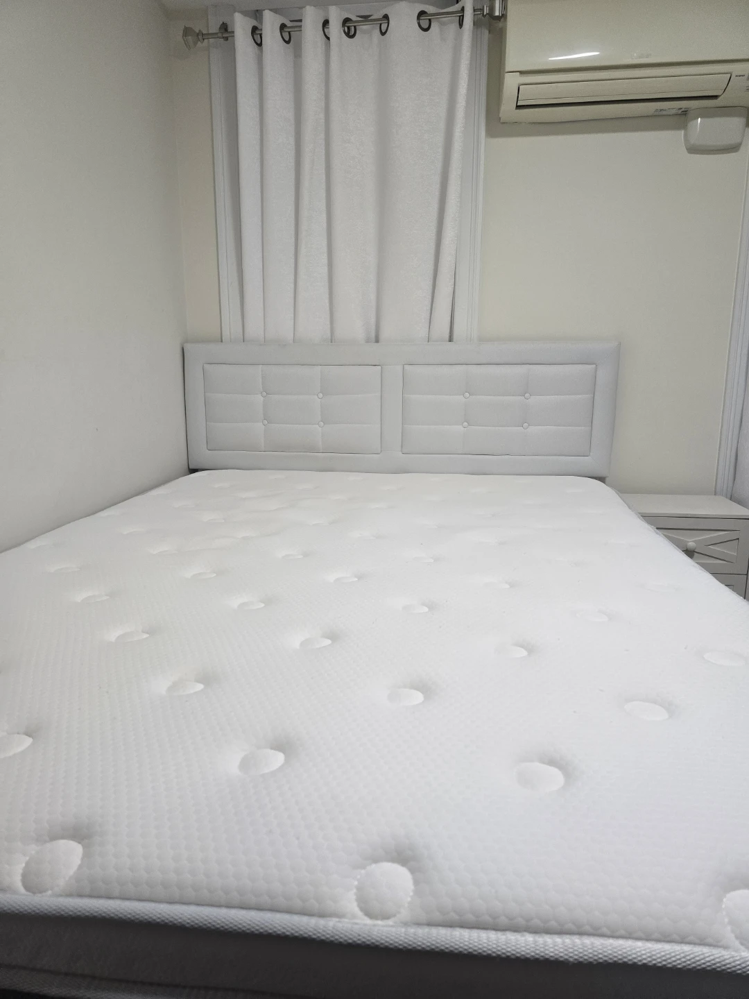 Queen bed with mattress - photo 2