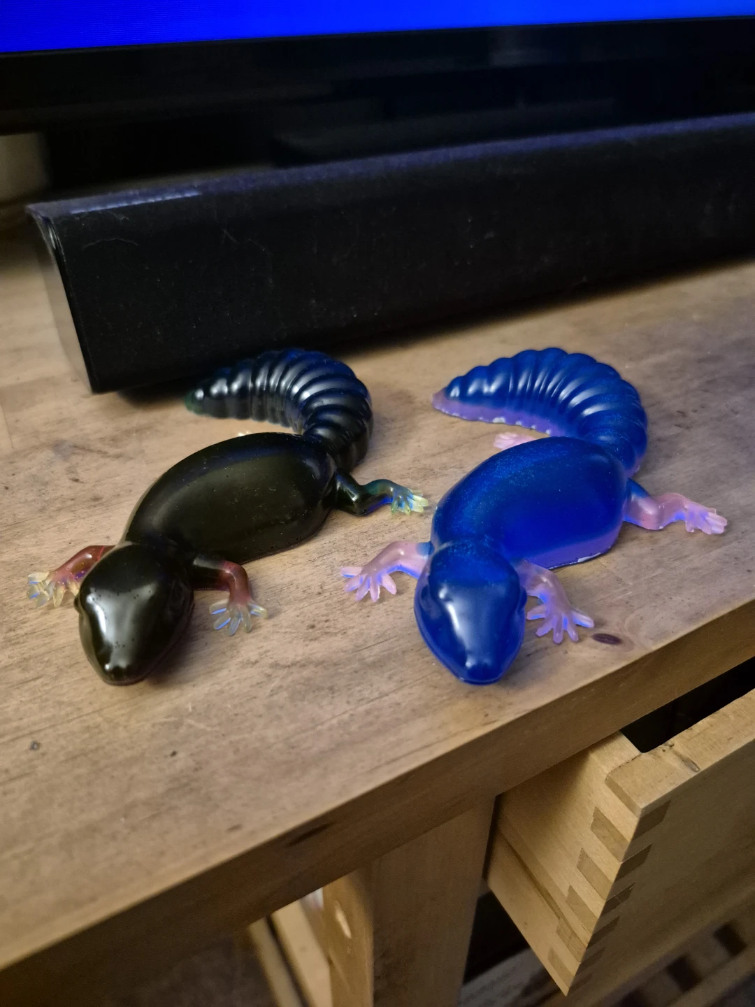 Two Gecko Resin Figurines - Blue and Black - photo 2