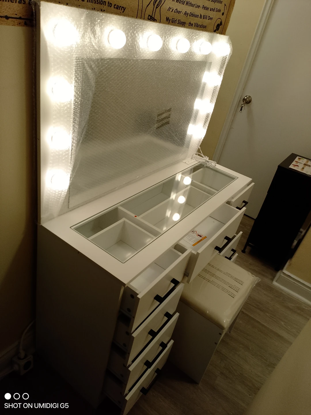 White Vanity Table with Lighted Mirror and Stool - photo 3