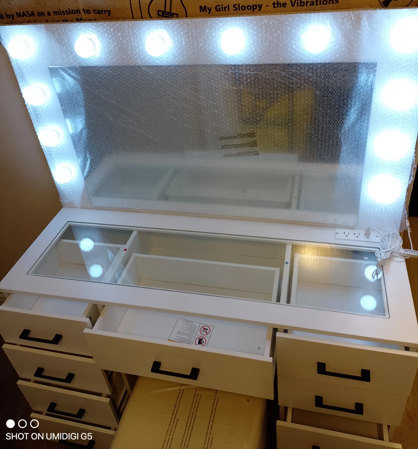 White Vanity Table with Lighted Mirror and Stool - photo 4