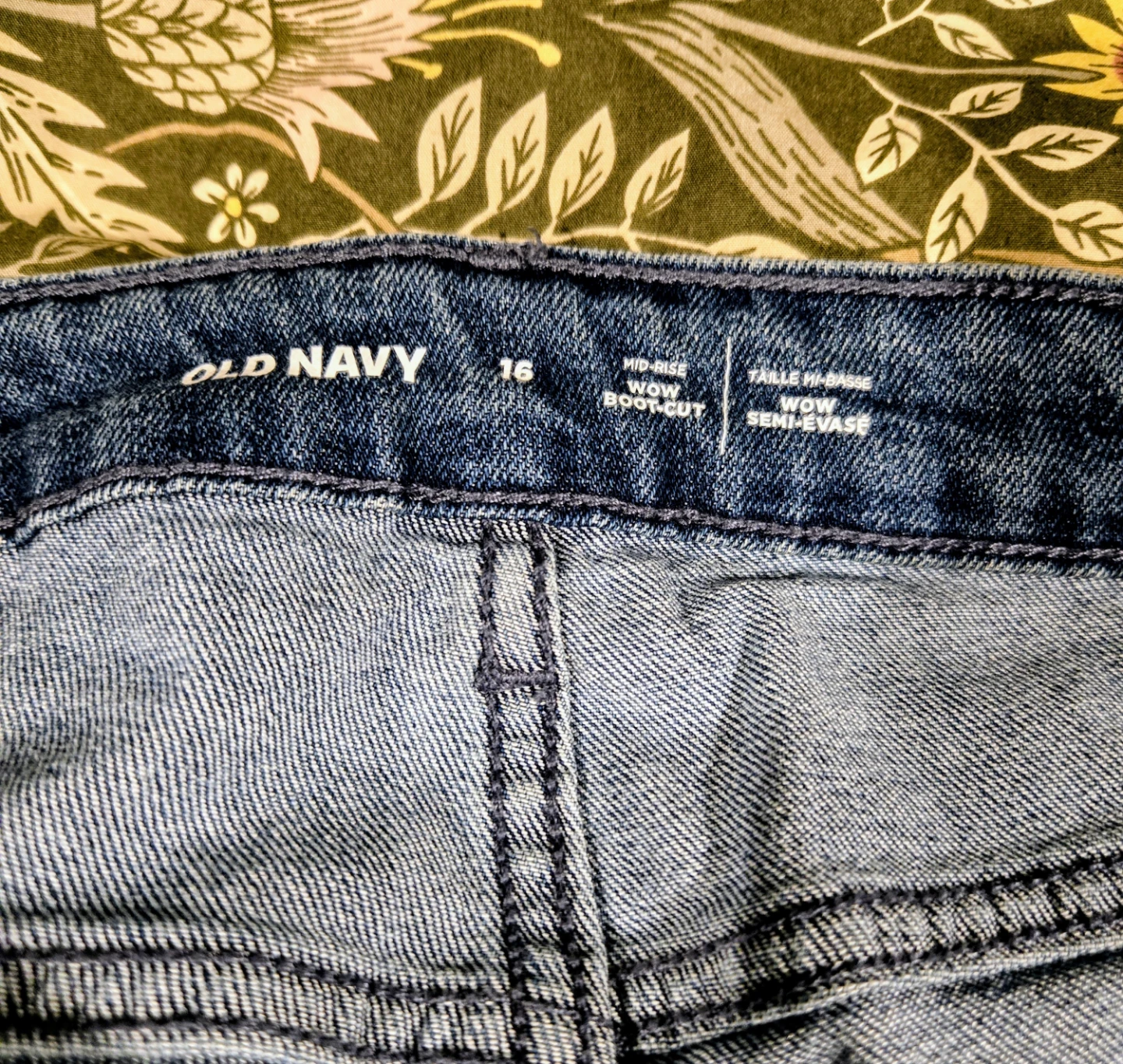 Old Navy Women's Mid-Rise Boot-Cut Jeans Size 16 - photo 3