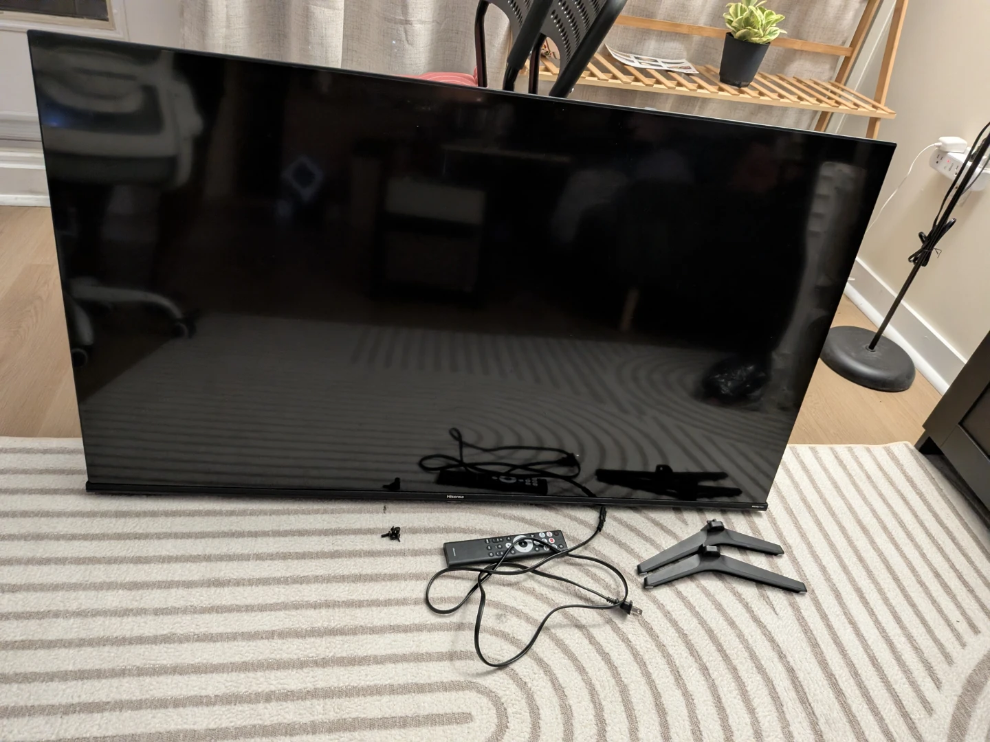 Hisense 50" Smart TV with cracked screen