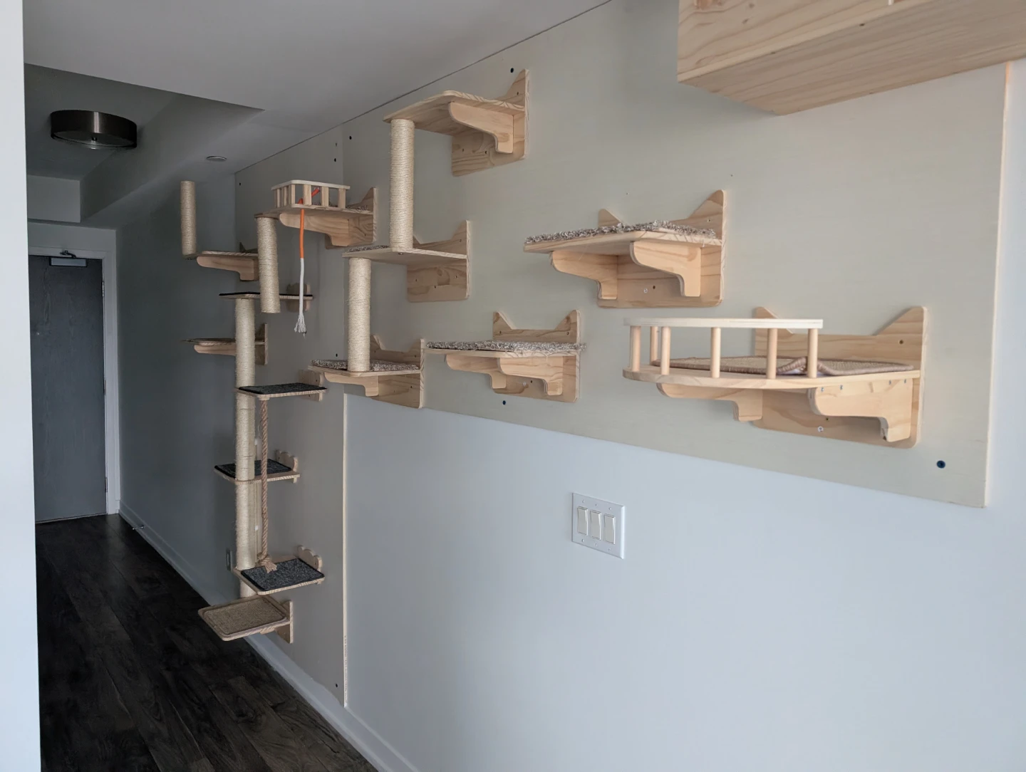 Wall-mounted Cat Tree Condo with Scratching Posts