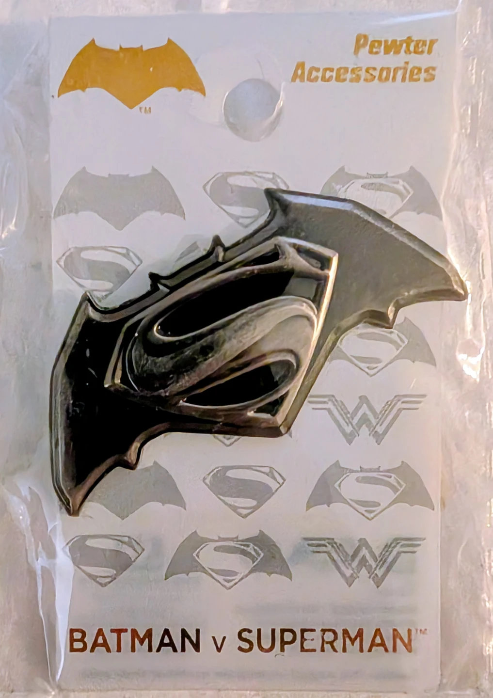 Batman v Superman Pewter Keychain and Pin - photo 3