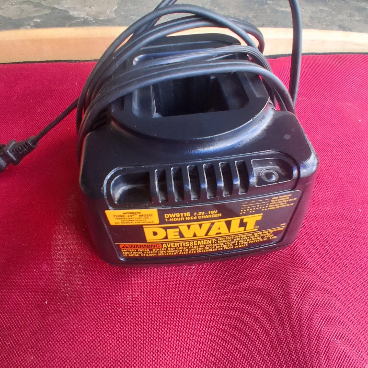 DeWalt DW9116 7.2V-18V 1-Hour NiCd Charger - photo 2