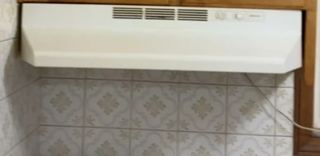 White Samsung Electric Range with range hood. - photo 4