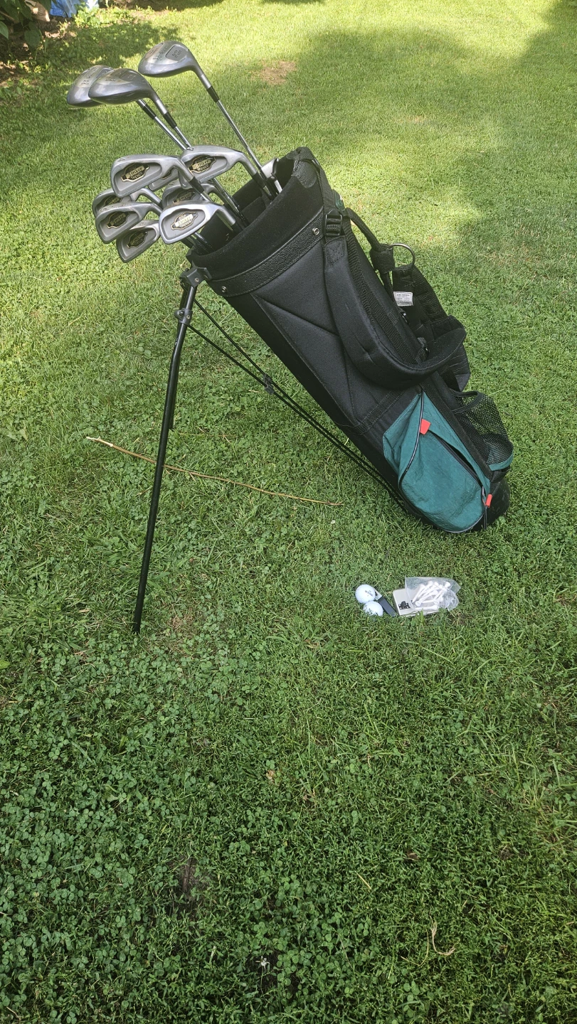 Golf Trends Striker golf club set with bag and accessories