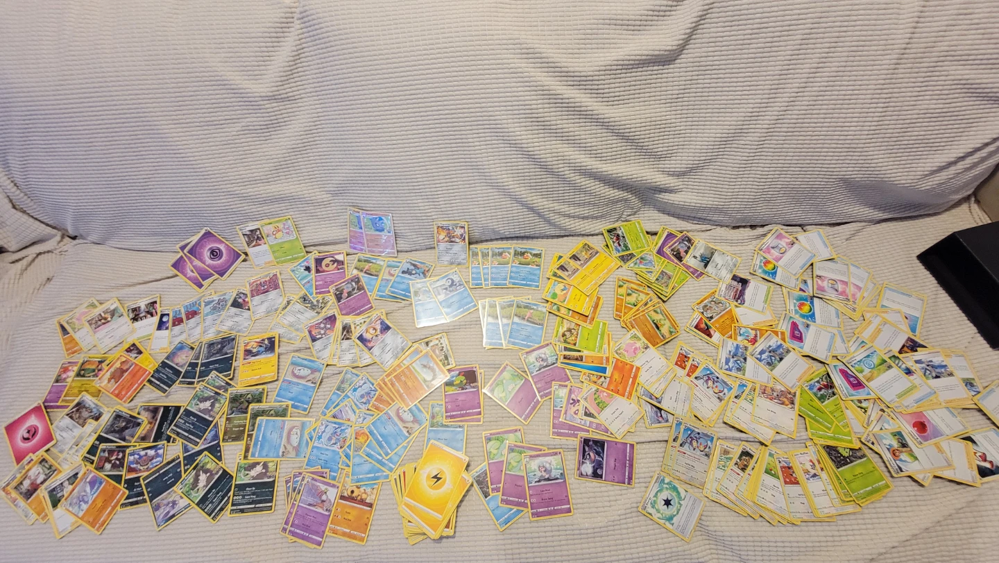 Random Pokémon Trading Cards + Box