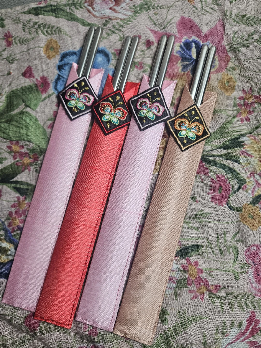 Brand-new mugs, Chopsticks, Food storage **delivery possible : )