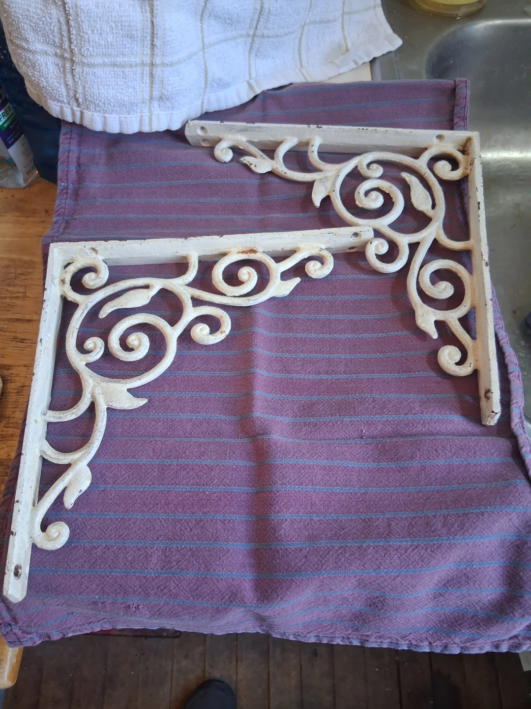 Vintage Ornate White Metal Shelf Brackets (Set of 2) - photo 2