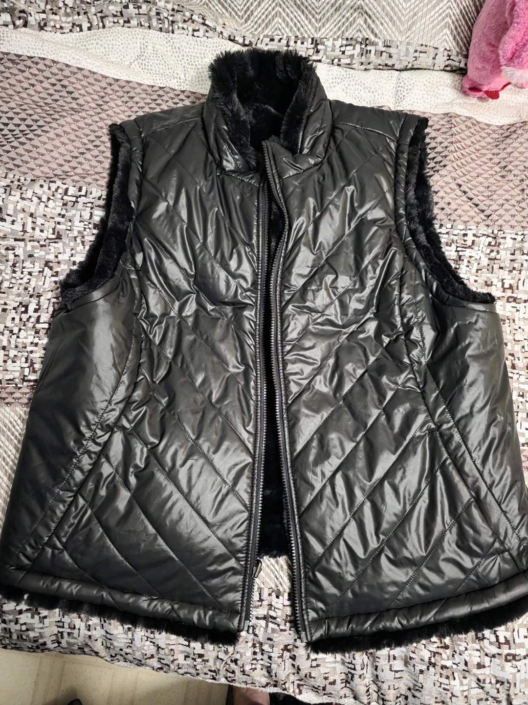 New!! Black Reversible Faux Fur & Quilted Vest - photo 4