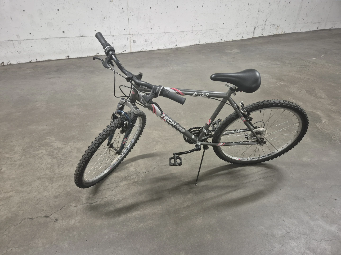Vintage Tech Pro B-52 Mountain Bike Free with a helmet included