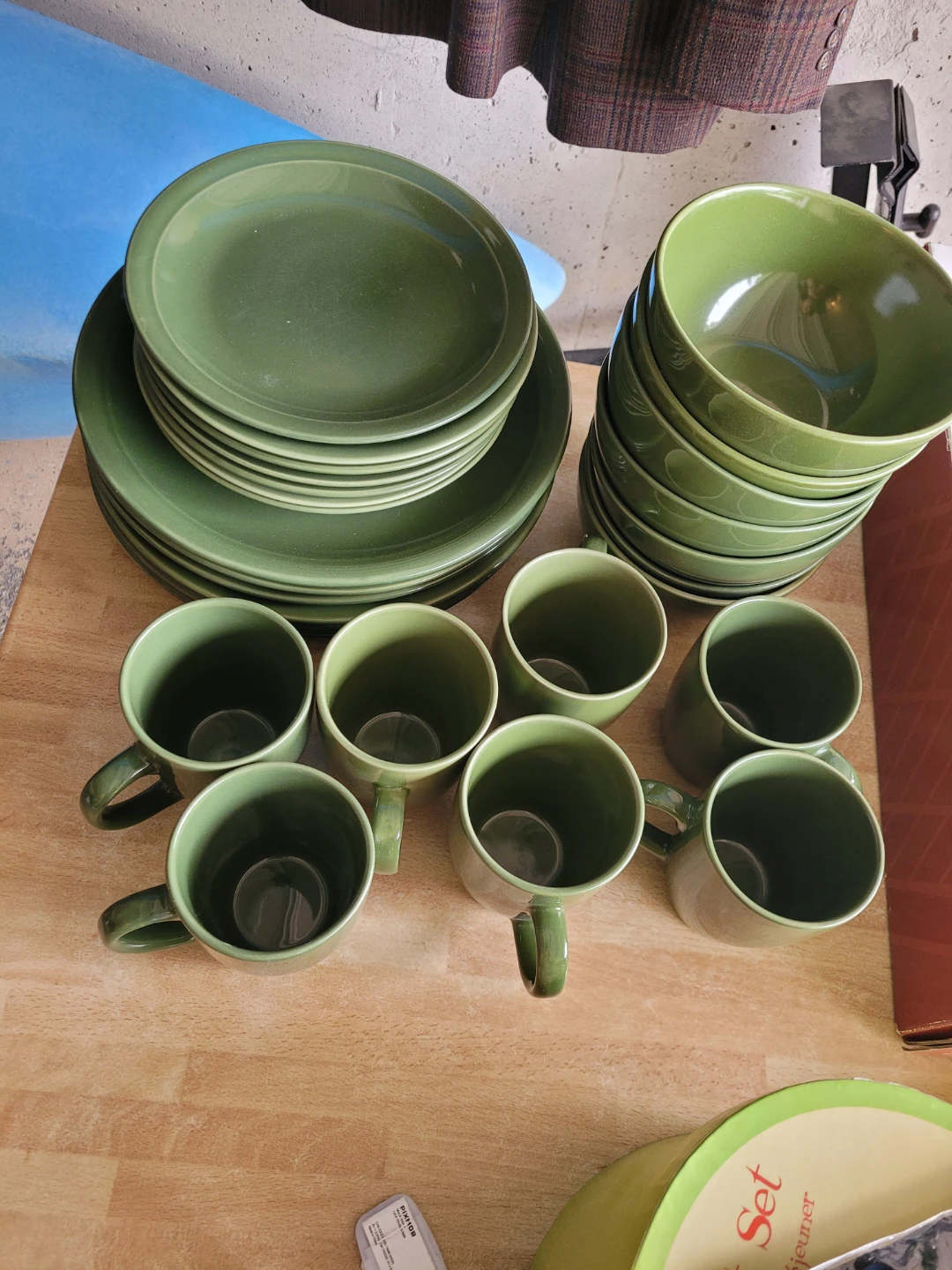 Green Dinnerware Set - Plates, Bowls & Mugs - photo 2