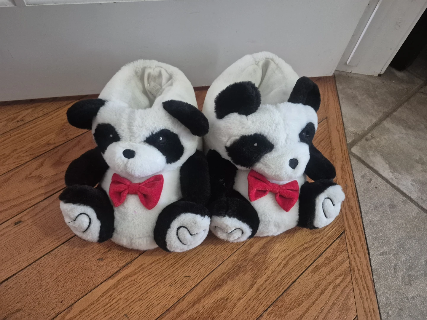 Panda plush slippers with red bows - photo 2
