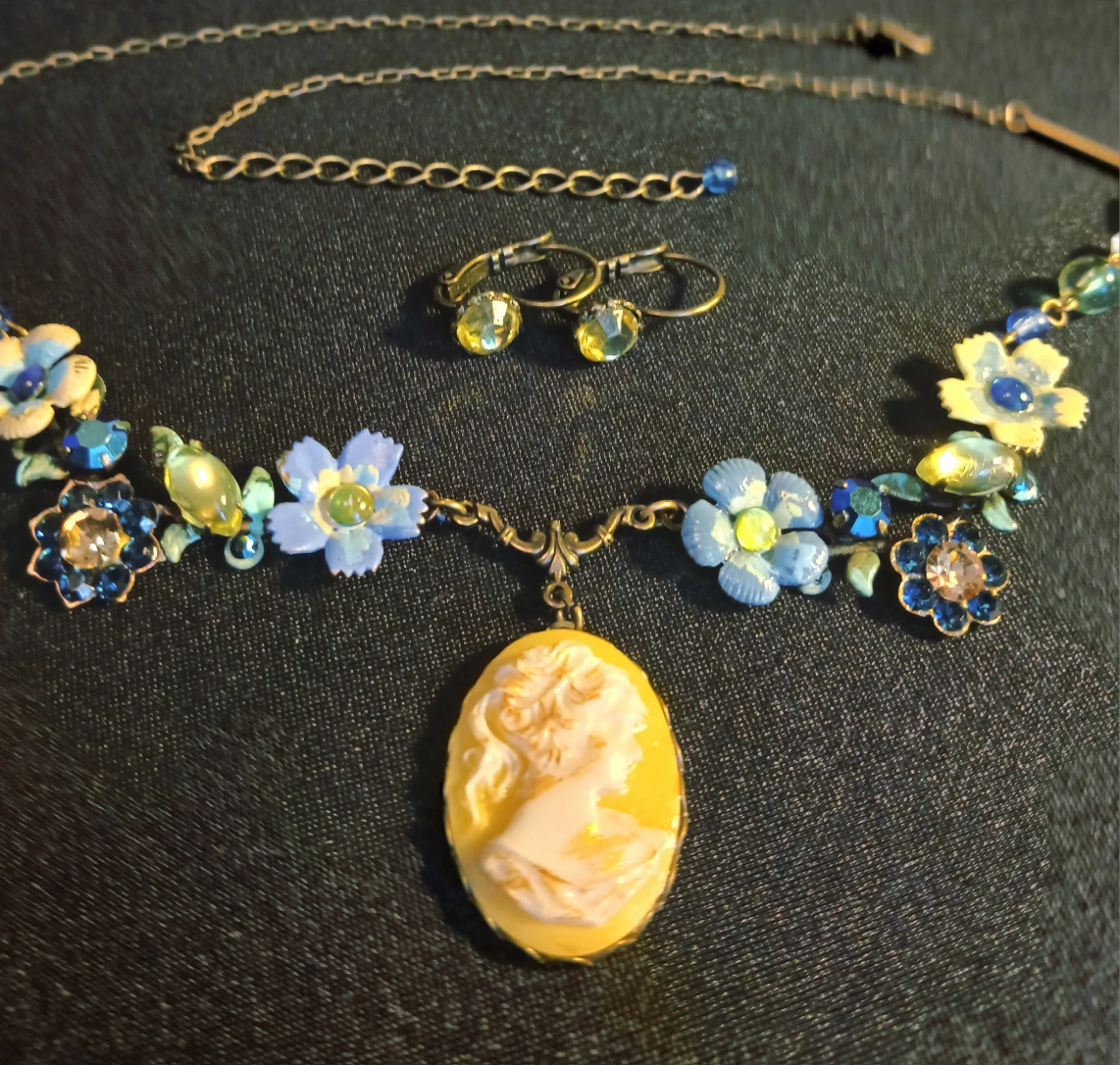 Cameo Necklace and Earring Set - photo 2