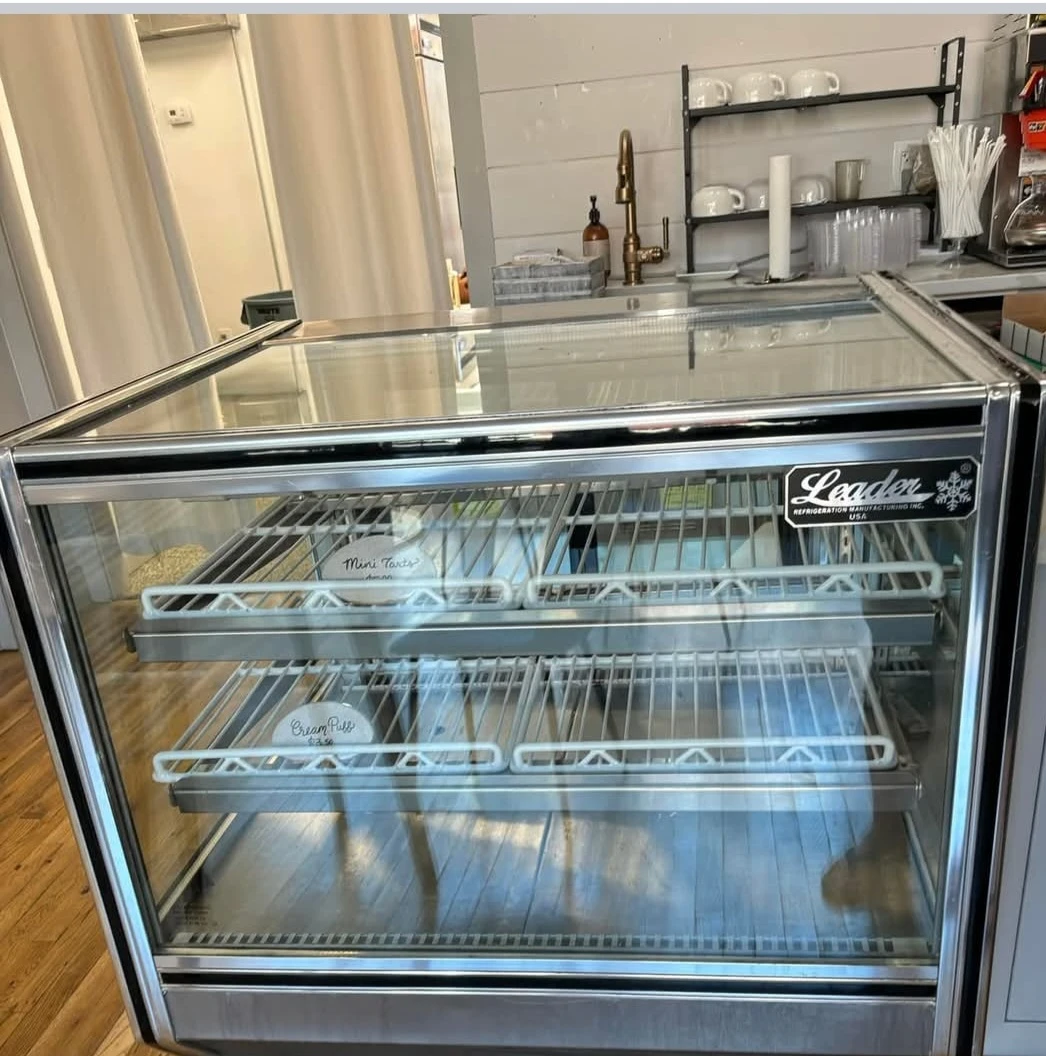 Leader Bakery Display Show Case only Excellent Condition.