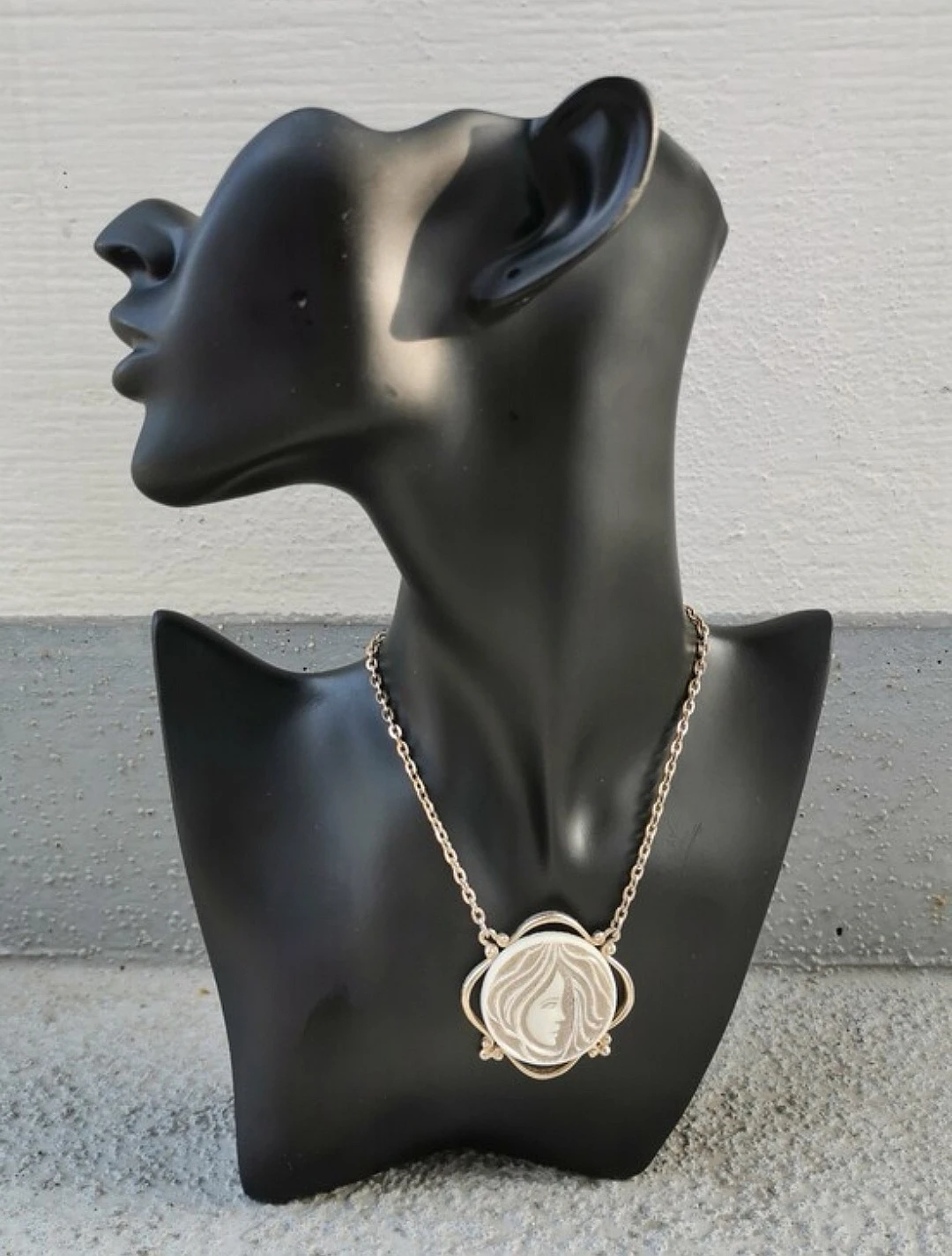 Vintage Sarah Coventry Cameo Pendant Necklace Gold Tone Signed - photo 2