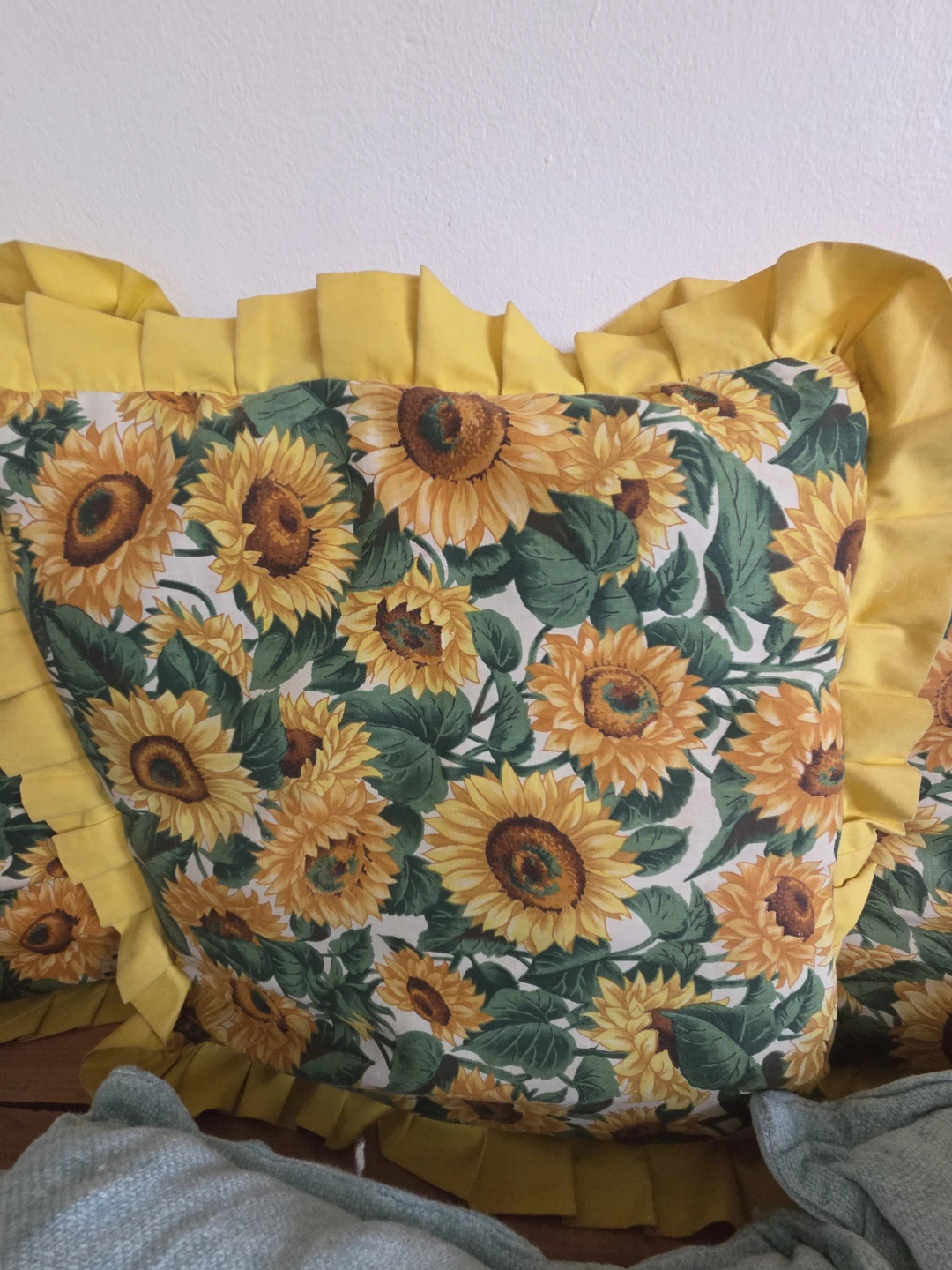 #freecycle 3 Sunflower Cushions & 5 Cushion Stuffers - photo 2