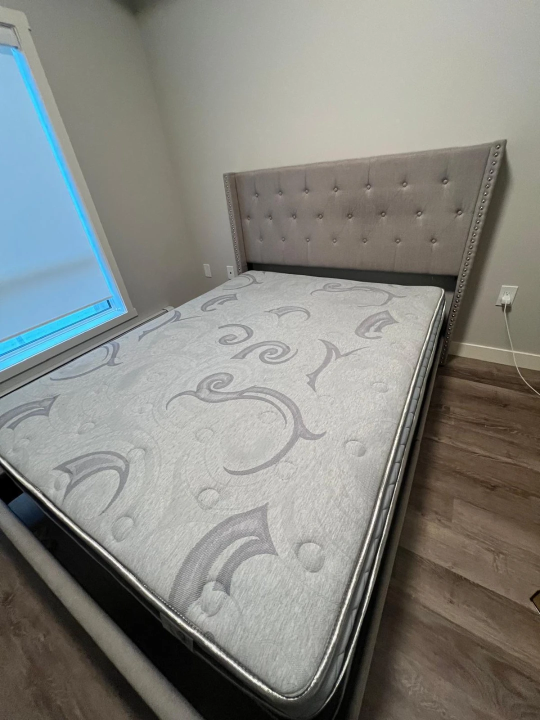 Queen Size Mattress with Tufted Headboard bedframe and box