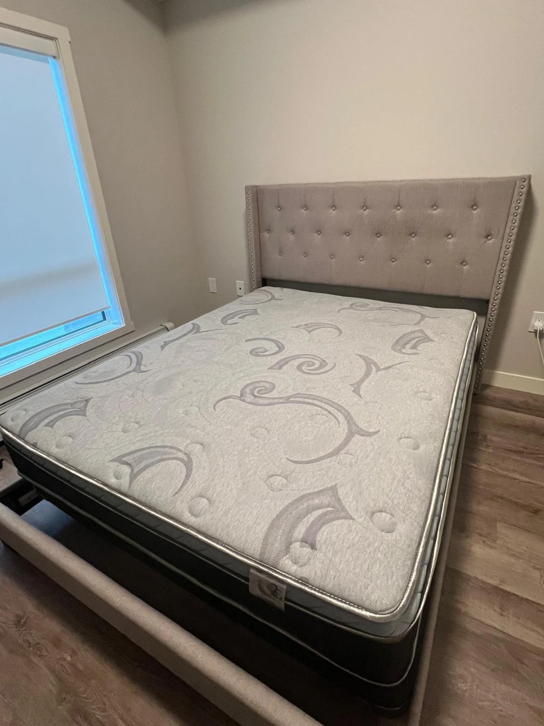 Queen Size Mattress with Tufted Headboard bedframe and box - photo 3