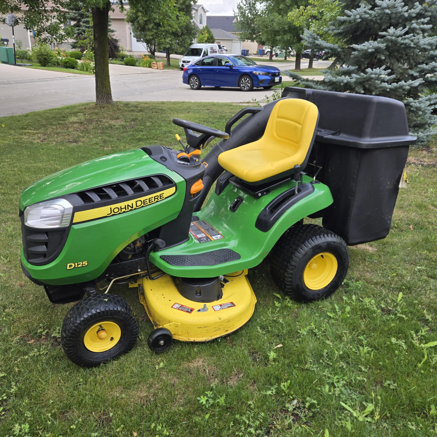 John Deere D125 Riding Lawn Mower