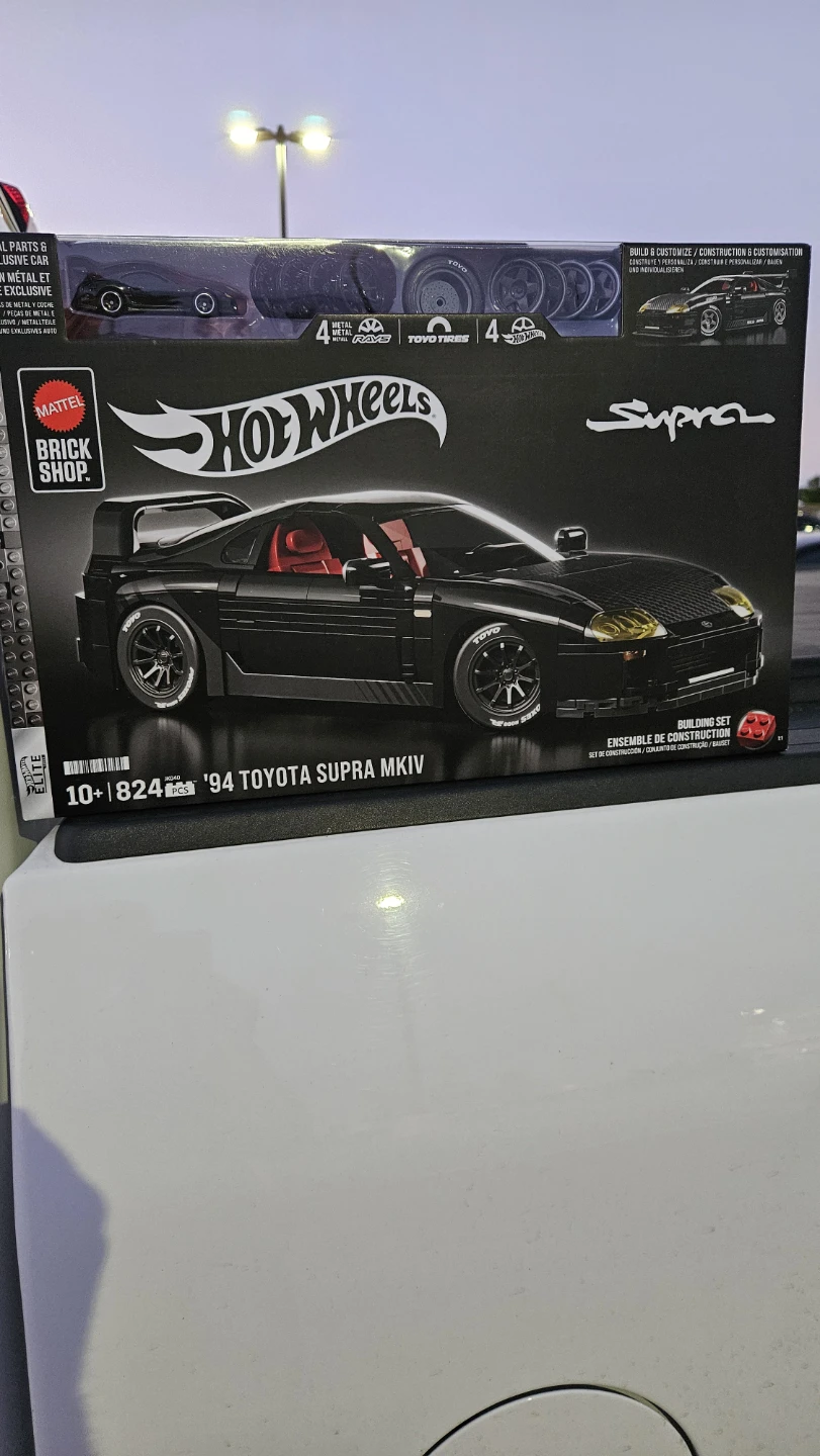 Hot Wheels Brick Shop '94 Toyota Supra MKIV Building Set